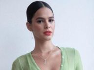 Bruna Marquezine brilha de underwear à mostra e bolsa de palha em evento. Fotos!