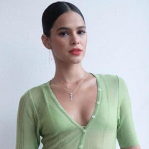 Bruna Marquezine brilha com look transparente em evento de joias