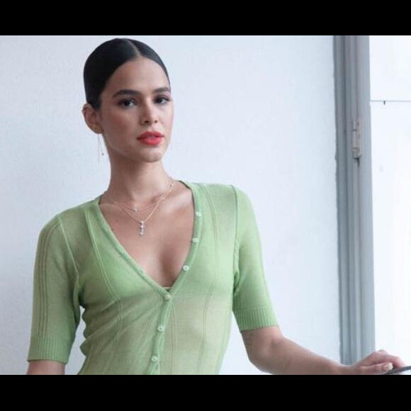Bruna Marquezine brilha com look transparente em evento de joias