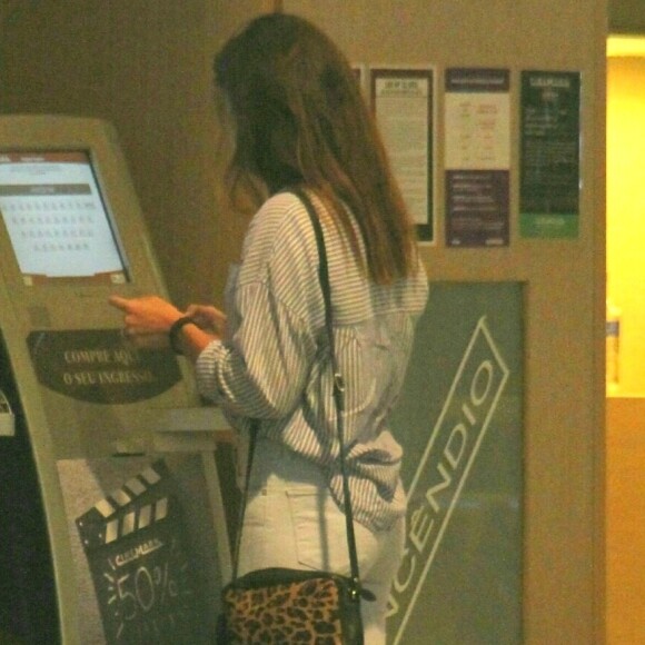 Mariana Goldfarb chamou atenção com bolsa de oncinha, uma das tendências da estação