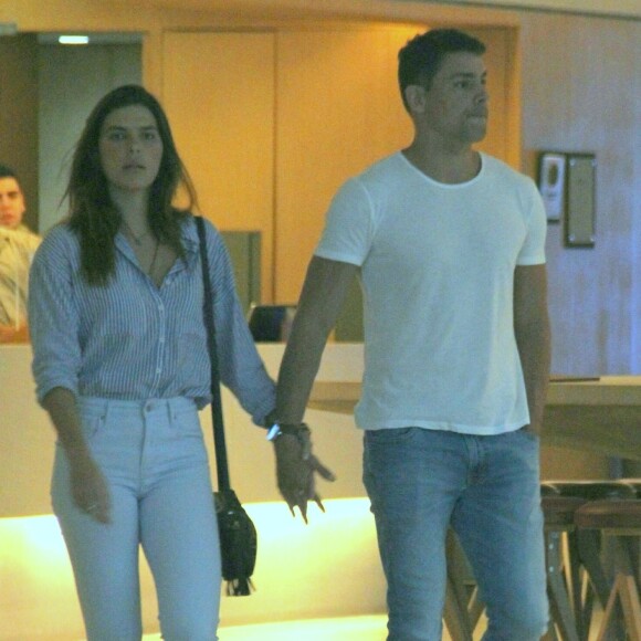 Cauã Reymond e Mariana Goldfarb vão ao cinema no shopping Village Mall, na Barra da Tijuca, na zona oeste do Rio de Janeiro