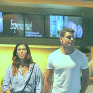 Cauã Reymond e Mariana Goldfarb apostam em looks confortáveis para irem ao cinema