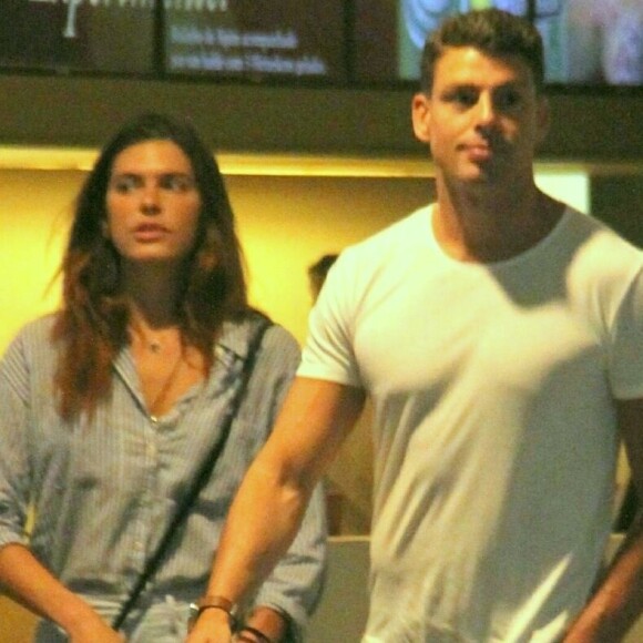 Cauã Reymond e Mariana Goldfarb são fotografados em cinema no Rio