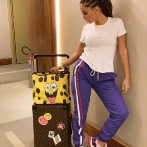 Anitta vai viajar para uma região de praia e escolheu pontas coloridas nos fios