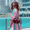 Anitta aposta em sneak print e pochete YSL para passeio em Dubai