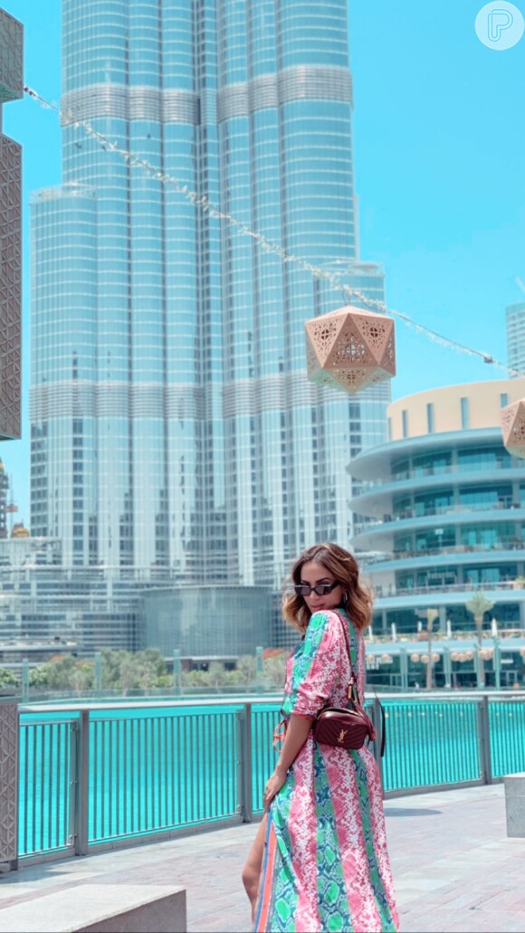 Anitta aposta em sneak print e pochete YSL para passeio em Dubai