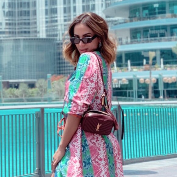 Anitta aposta em sneak print e pochete YSL para passeio em Dubai
