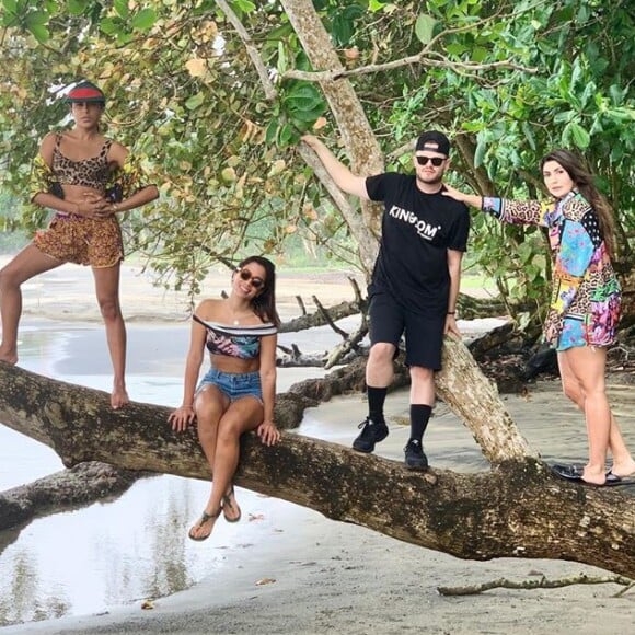 Anitta esteve recentemente em viagem divertida com amigos pela Costa Rica