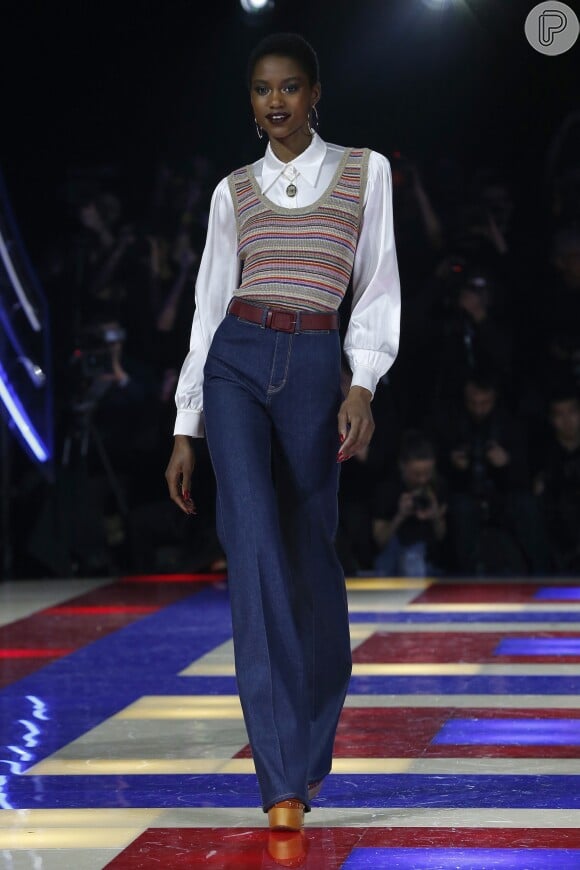 Pantalona + camisa com colete + plataformas no look Tpmmy Hilfiger