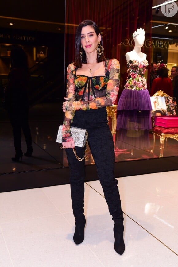 Estampa floral foi aposta da blogueira de moda Camila Coutinho para o evento da grife Dolce & Gabbana