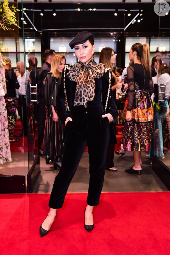 Look de Sabrina Sato teve suspensório e lenço de animal print em visual total black da apresentadora em evento da grife Dolce & Gabbana, no Shopping JK Iguatemi, em São Paulo