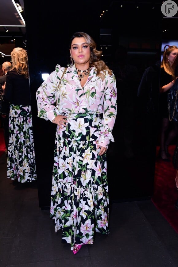 Vestido com estampa floral foi a escolha de Preta Gil para evento da grife italiana Dolce & Gabbana