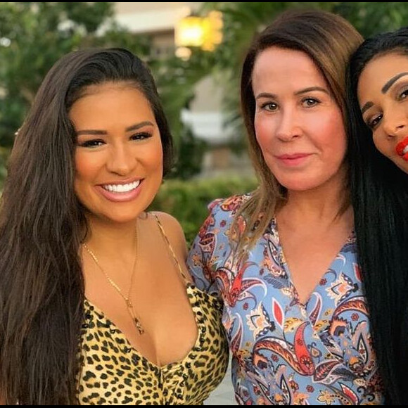 Simone, irmã de Simaria, ganhou um sapato grifado da amiga, Zilu Godoi, e mostrou para a web o presente nesta quarta-feira (29), em vídeo no seu Instagram.