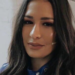 Simone ainda aproveitou para falar do tamanho de seu pé no vídeo no qual agradece o presente de Zilu Godoi: 'Pezinho pequenininho'.