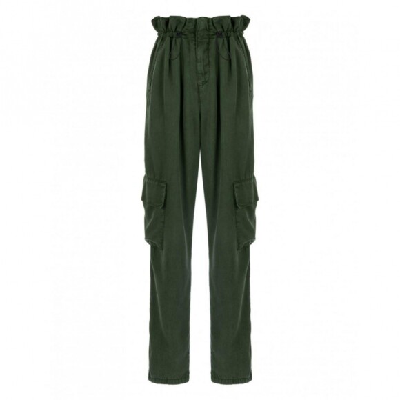 Modelo de calça cargo disponível na Amaro, por R$209,90, seguindo a trend do utilitarismo, com um tom de verde escuro