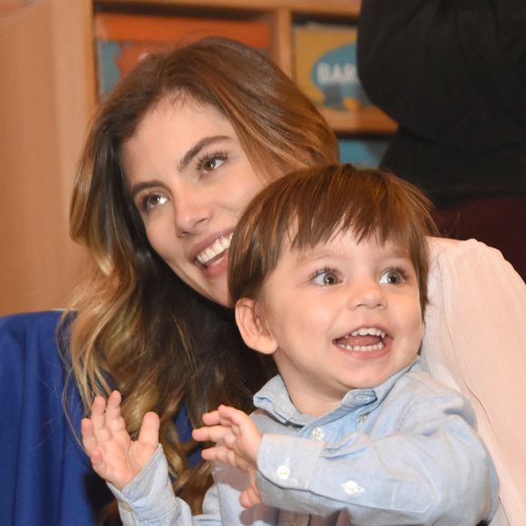 Filho de Bruna Hamú, Julio esbanjou fofura no colo da mãe: 'Sua xerox'