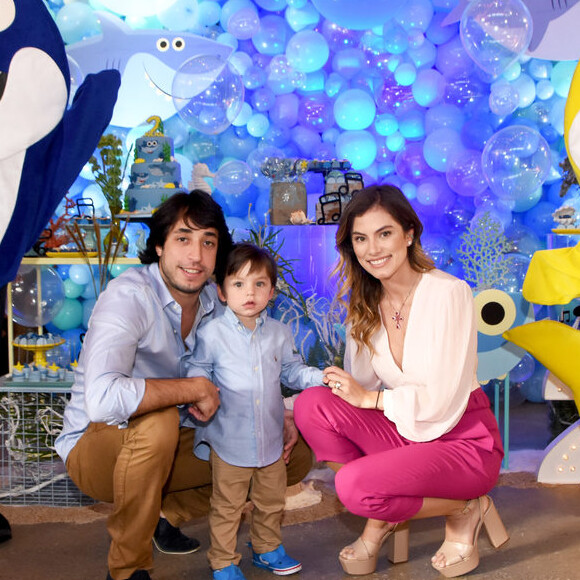 Filho de Bruna Hamú, Julio posou com os pais em sua festa de aniversário