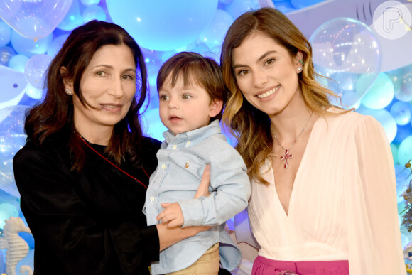 Bruna Hamú posou com a mãe, Bárbara, e o filho, Julio na festa de 2 anos do menino