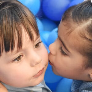 Filho de Bruna Hamú ganhou carinho de amiguinha em sua festa de 2º aniversário