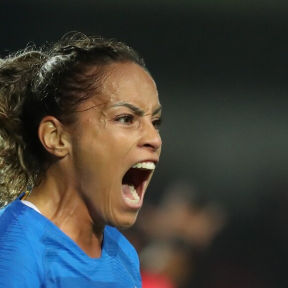 Mônica tem 32 anos e além de ser uma das grandes zagueiras da Seleção, ela ama violão e música