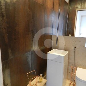 O banheiro de Simaria tem detalhes em madeira e rosé gold