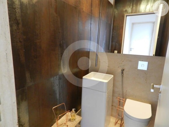 O banheiro de Simaria tem detalhes em madeira e rosé gold