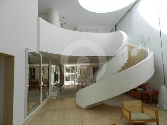 Na casa de Simaria, uma escada poderosa em espiral integra os ambientes