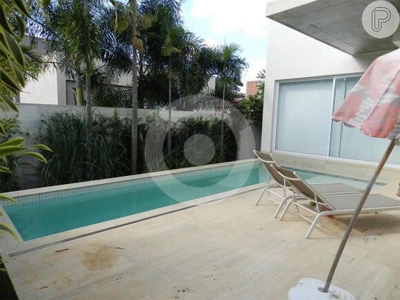A piscina da casa de Simaria é aquecida com energia solar