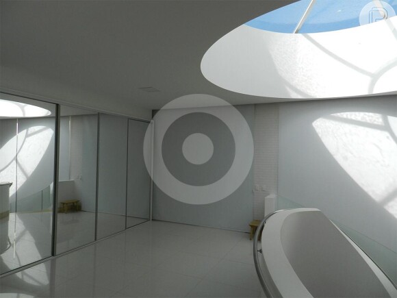 No segundo andar da mansão vendida por Simaria, o teto ganha detalhes em vidro que valorizam a iluminação natural