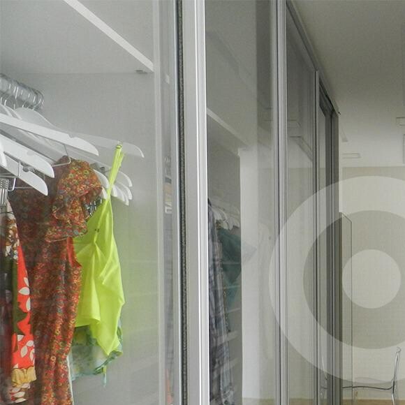 Um dos quartos da casa vendida por Simaria tem um closet
