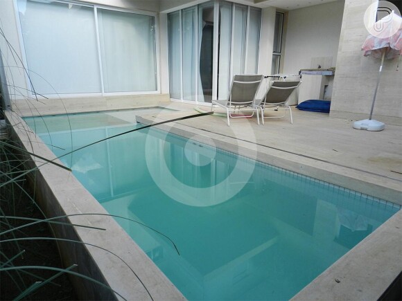 A piscina da casa de Simaria tem formato geométrico