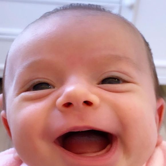 Filha de Thaeme, Liz, de 1 mês, esbanja fofura em cada foto postada pela mãe em suas redes sociais