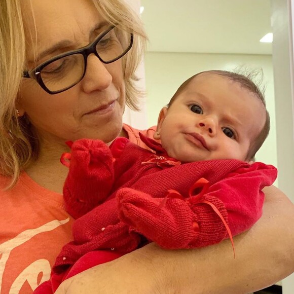 Liz, filha de Thaeme Mariôto, é paparicada com frequência pela avó materna, Suely