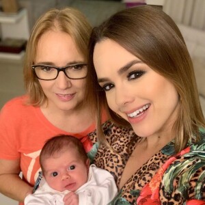 Thaeme compartilha vários momentos da vida da filha, Liz, de 1 mês