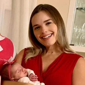 Filha de Thaeme, Liz, teve as orelhinhas furadas com 16 dias de vida