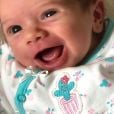 Filha de Thaeme, Liz, esbanja sorrisos em fotos postadas pela mãe