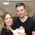 Thaeme Mariôto e o empresário Fabio da Lua combinaram look com a filha, Liz, ao deixarem a maternidade