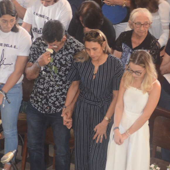 A missa de Gabriel Diniz aconteceu neste domingo e reuniu Karoline Calheiros, os pais e a irmã do cantor