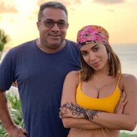 Sogrão influencer! Pedro Scooby ensina pai de Anitta a mexer no Instagram. Veja!