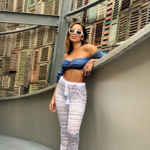 Anitta teme por vídeos do pai: 'A galera é 'correta' demais eu tenho um certo medo porque são muitos. Ele virou blogueiro, falei pra ele deixar a conta fechada mesmo, porque ele é maluco, né'