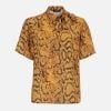 A blusa da Amaro vem traz o amarelo, cor da camisa da seleção. O modelo de marga curta e laço, com estampa de animal print, custa R$139,90.
