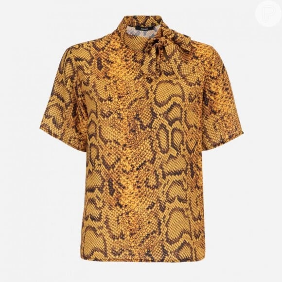 A blusa da Amaro vem traz o amarelo, cor da camisa da seleção. O modelo de marga curta e laço, com estampa de animal print, custa R$139,90.