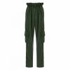 Para um look monocromático, use essa trend dos anos 90: a calça cargo. O modelo verde da Amaro custa R$209,90.