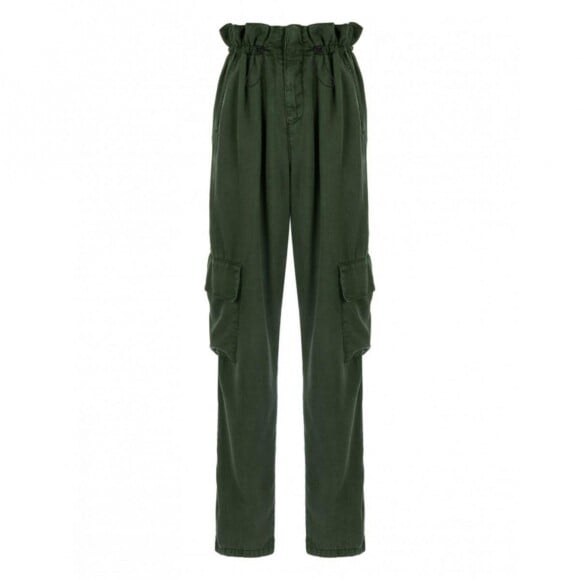 Para um look monocromático, use essa trend dos anos 90: a calça cargo. O modelo verde da Amaro custa R$209,90.