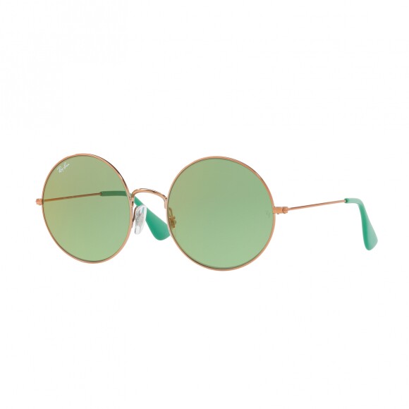 Os óculos de sol com lentes e detalhes verdes na armação, da Ray Ban, sai por R$529.