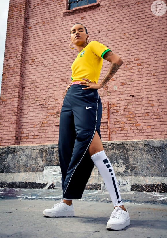 Para quem tem um estilo mais sporty, a camisa oficial da Seleção Brasileira pode ser usada com peças descoladas