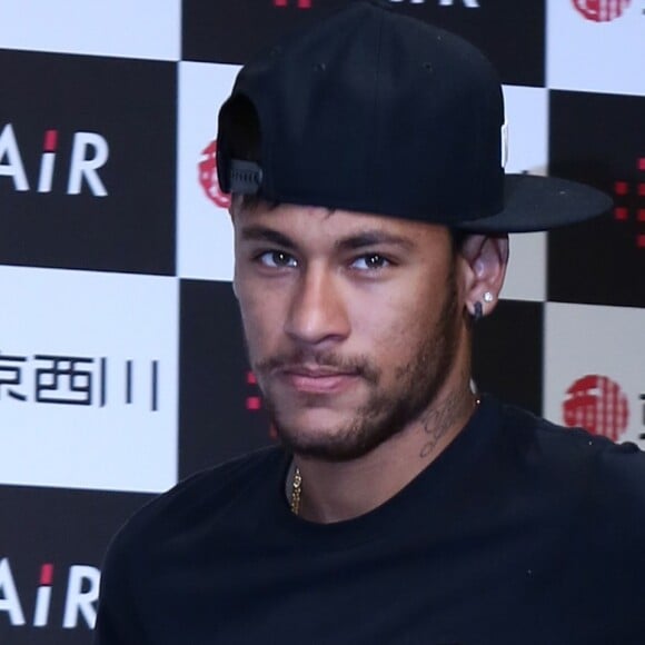 Neymar postou 2 versículos: um do livro de Deuteronômio e outro, de Josué