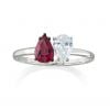 O anel de noivado Toi et Moi da Sauer é feito em ouro branco 18k, rubi e diamante. Preço sob consulta 