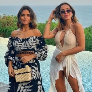 Anitta também embarcou à Indonésica acompanhada de uma de suas melhores amigas de infância, a stylist Jéssica de Sá