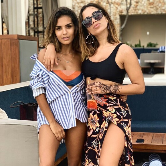 Anitta curtiu balada luxuosa em Bali com a amiga Jéssica de Sá e investiu em look inspirador